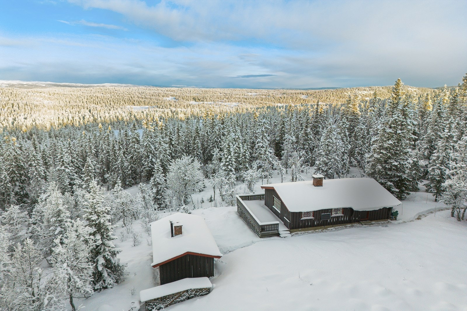 Eiendommen ligger usjenert og fint til på Teinvassåsen, et område med predt hytte- og stølsbebyggelse mellom Hedalen og Nesbyen. Galleribilde