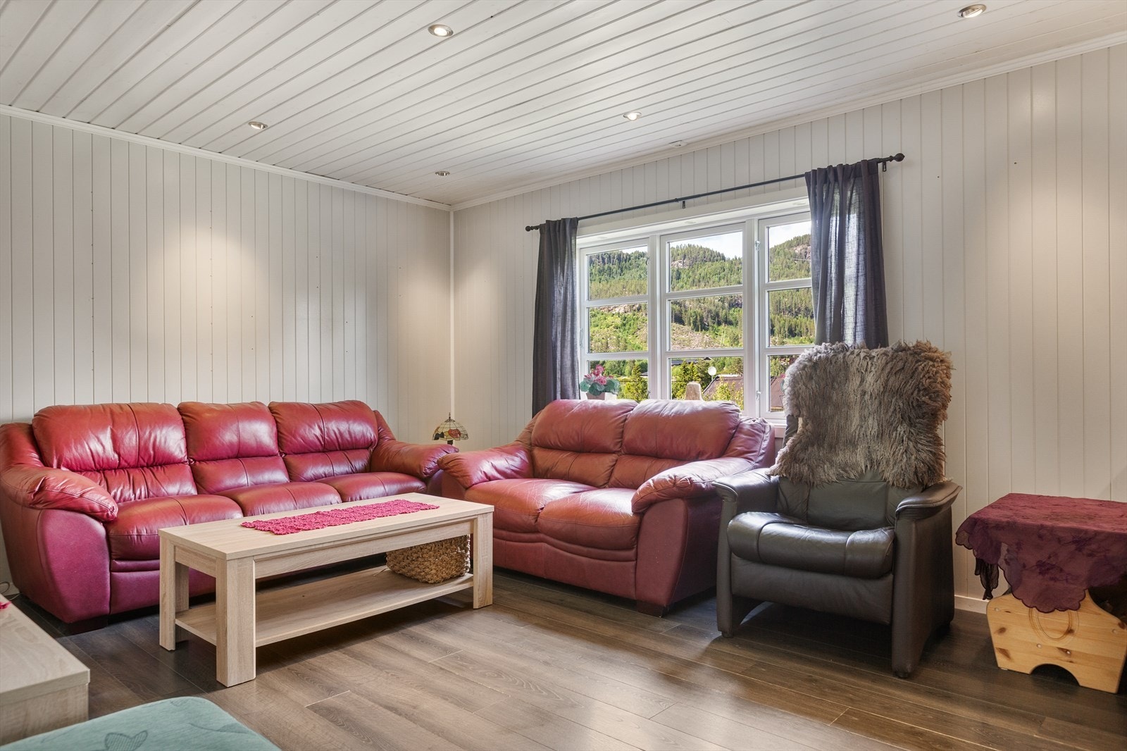 De store vinduene gir god utsikt og slipper mye naturlig lys inn i boligen. Galleribilde