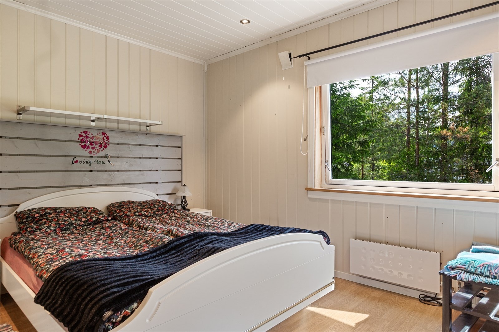 Hovedsoverommet i 1. etasje har god plass til dobbeltseng, samt garderobeskap for oppbevaring av klær og sengetøy. Galleribilde