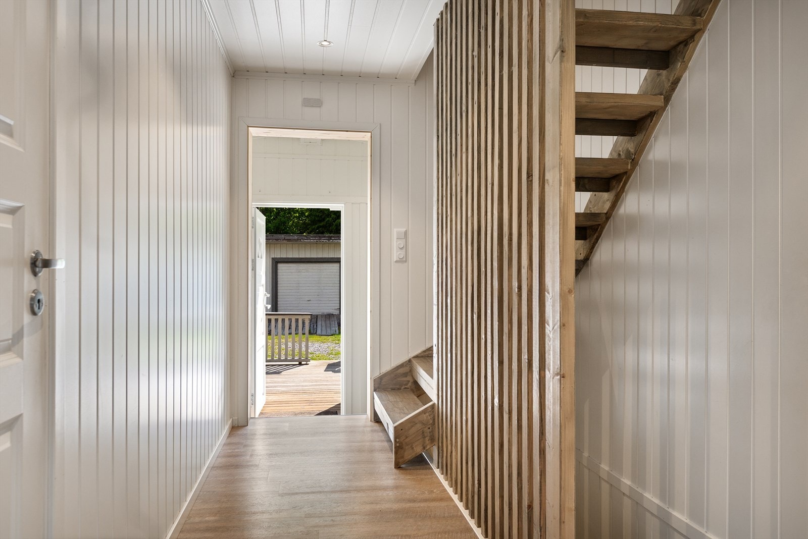 Fra terrassen og det overbygde inngangspartiet kommer du inn i liten entré med plass til yttertøy og sko. Galleribilde