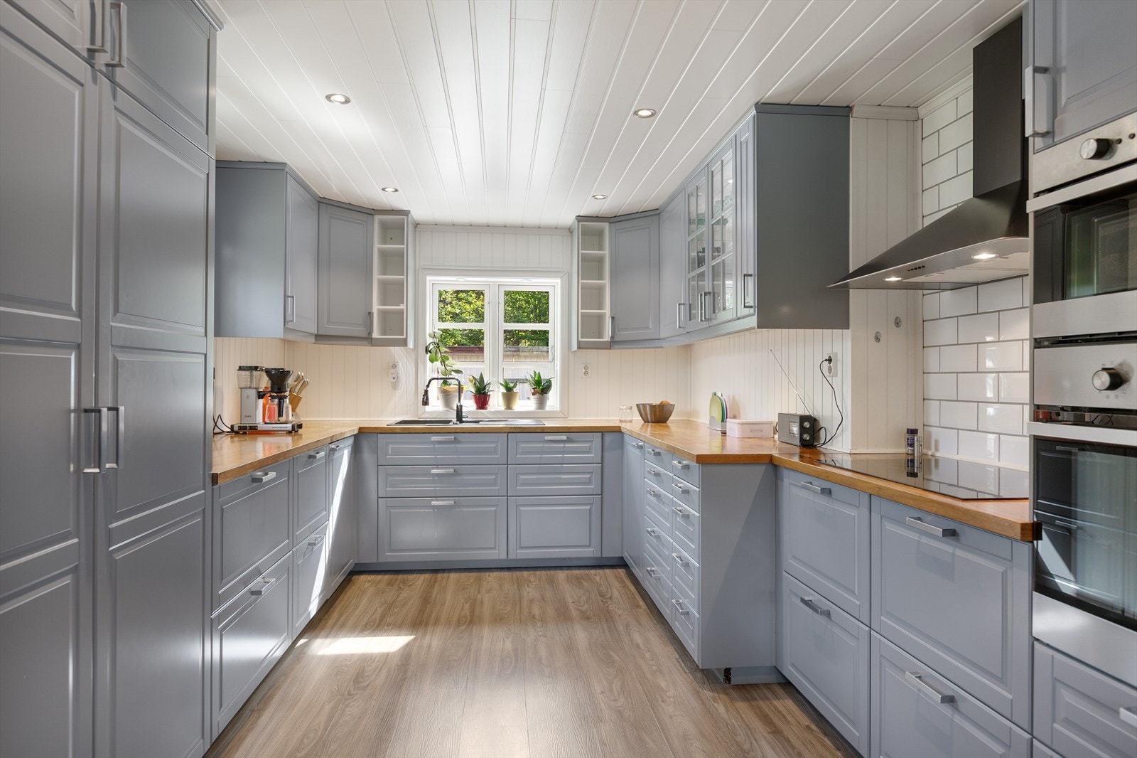 Kjøkkenet er lyst og delikat med godt med skap- og benkeplass. Galleribilde