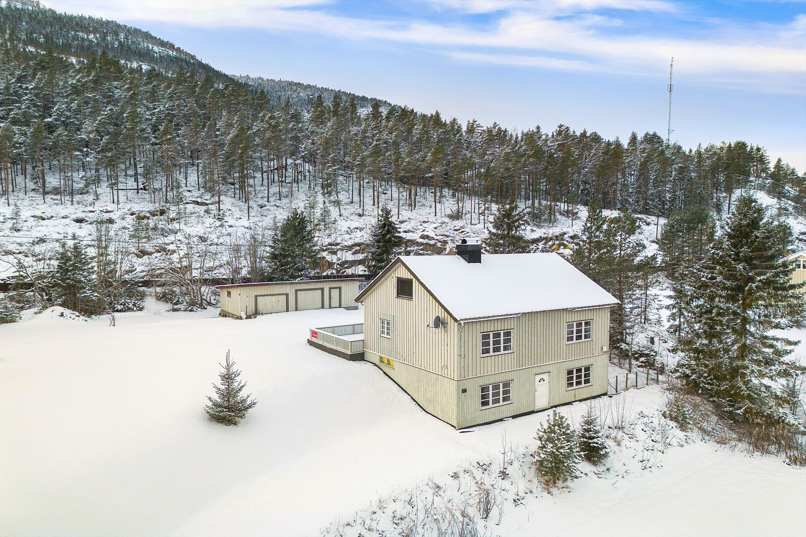 På tunet står det også en garasje med garasjerom, bod og vedbod, samt et uinnredet kjellerrom. Galleribilde