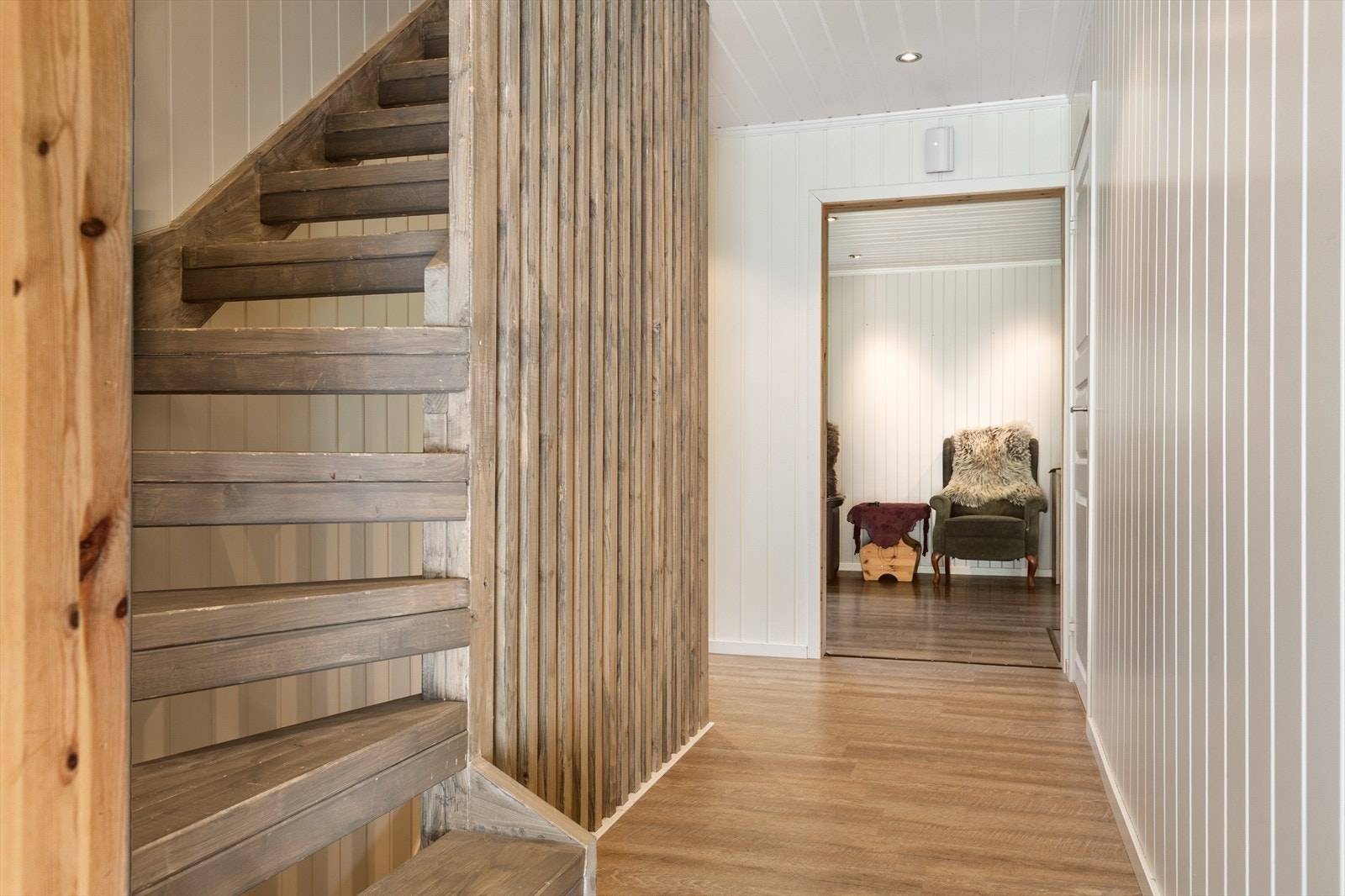 Fra gangen går det trapp både opp i andre etasjen og ned i underetasjen. Galleribilde