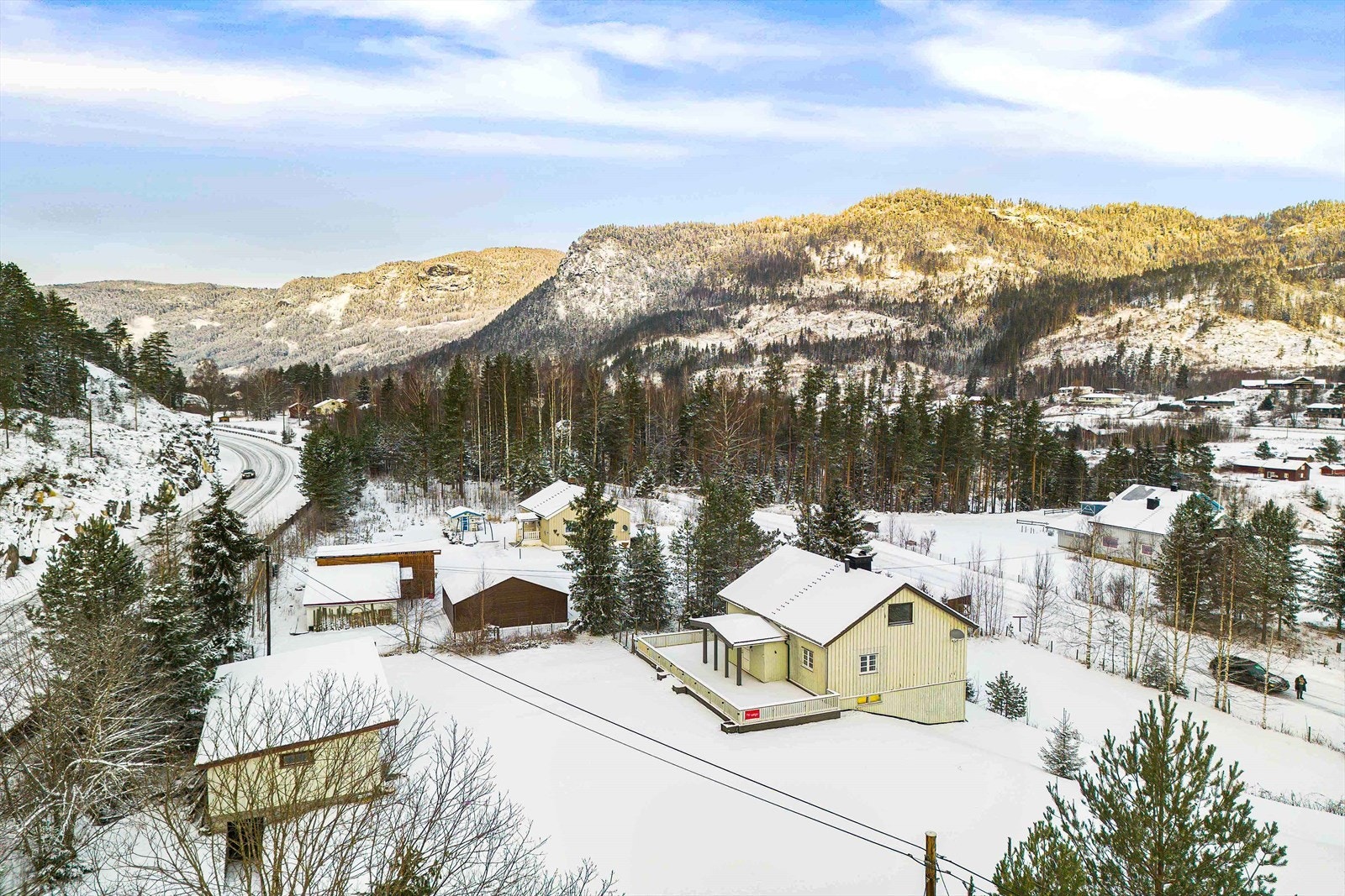Denne koselige eiendommen ligger usjenert til ved Sørum, ikke så langt fra elva Begna og sagbruket Begna Bruk. Galleribilde