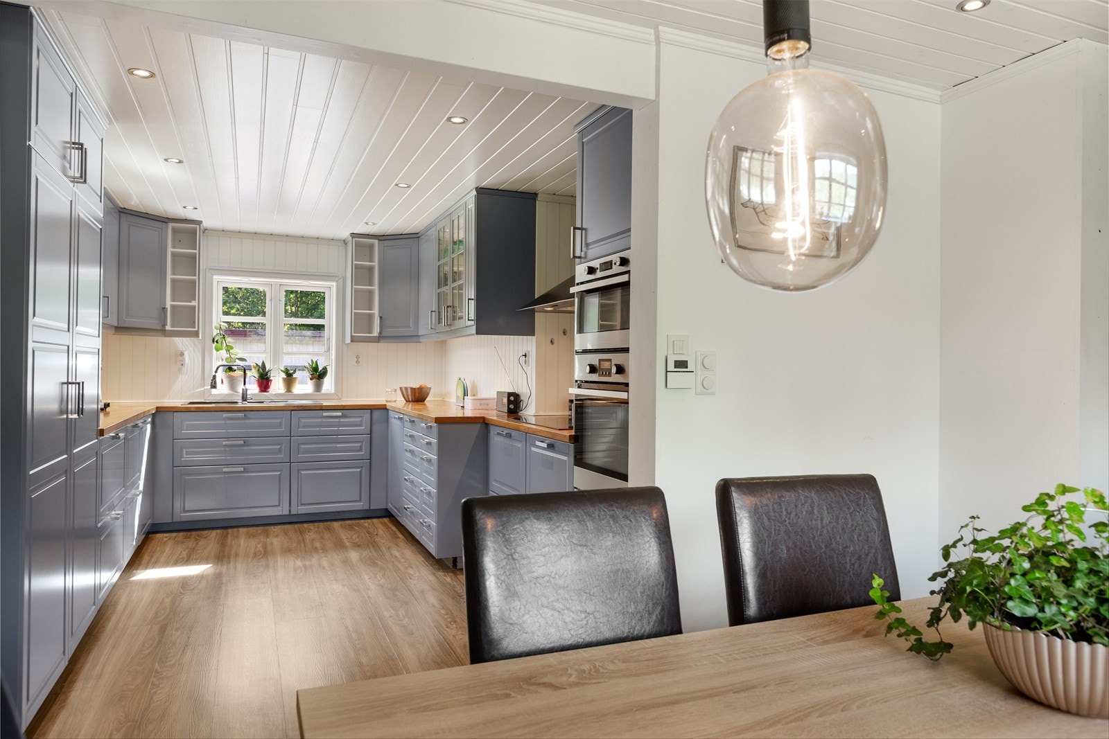 Innvendig har boligen en lys og luftig stil med malte overflater. Galleribilde