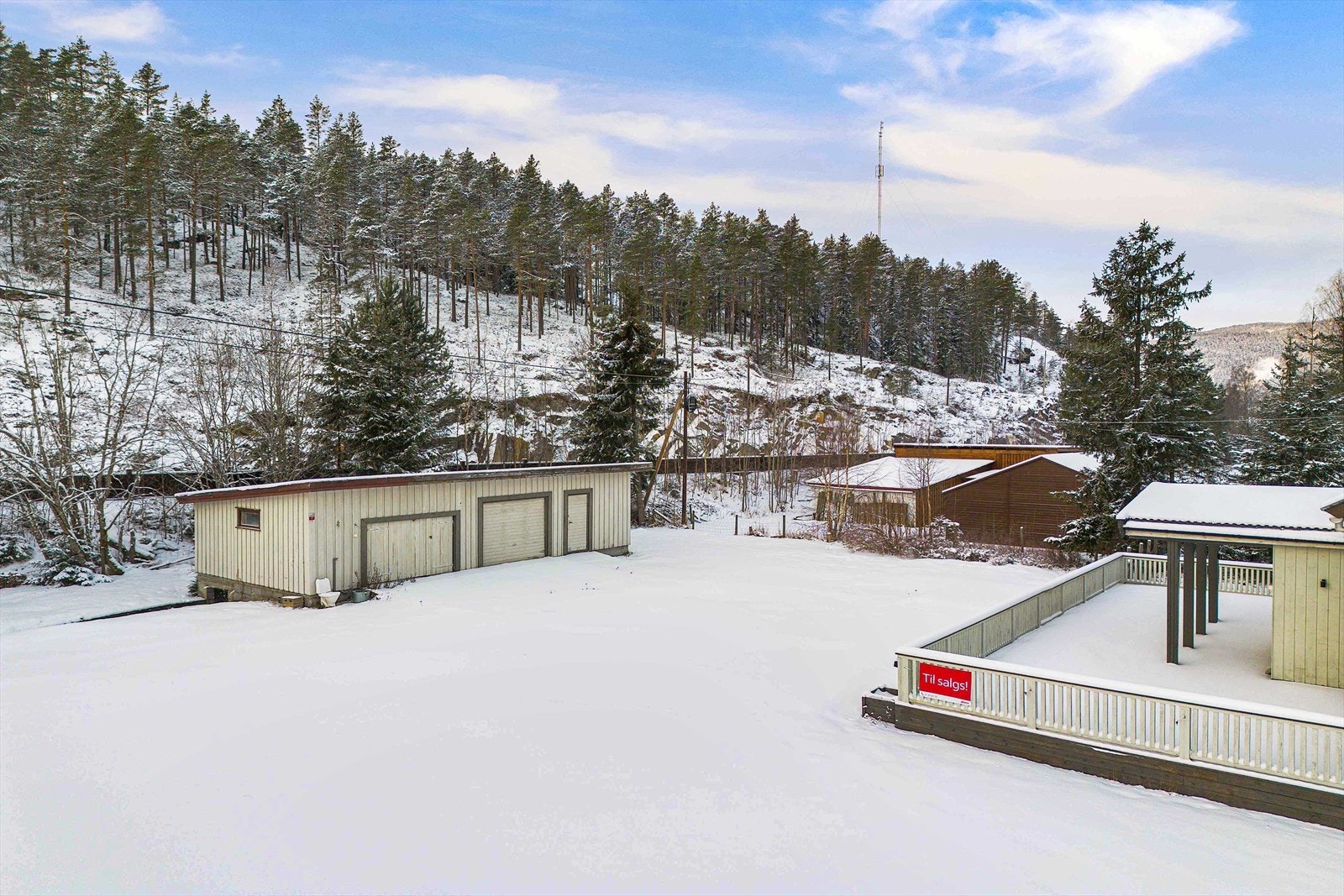 Adkomsten til garasjen er god med både leddport i tre, port med labankdører og vanlig dør. Galleribilde