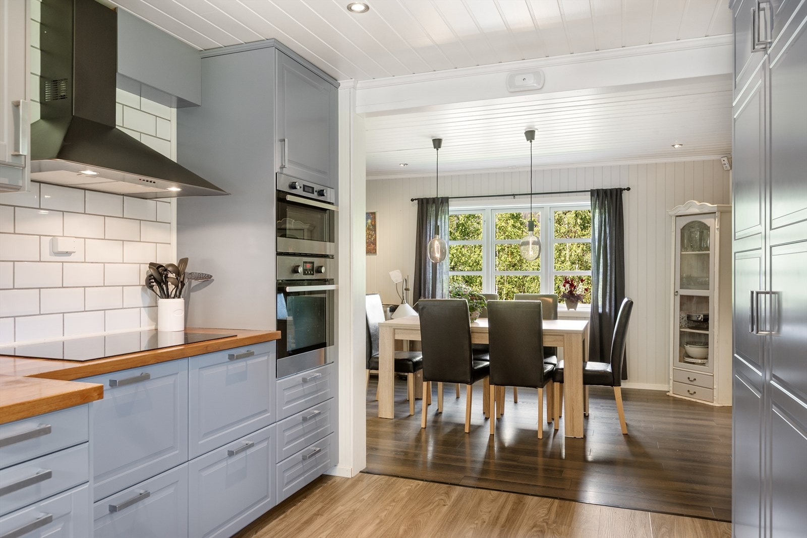 Den delvis åpne løsningen mellom kjøkken og spisestue/stue gjør det ekstra lyst og sosialt. Galleribilde