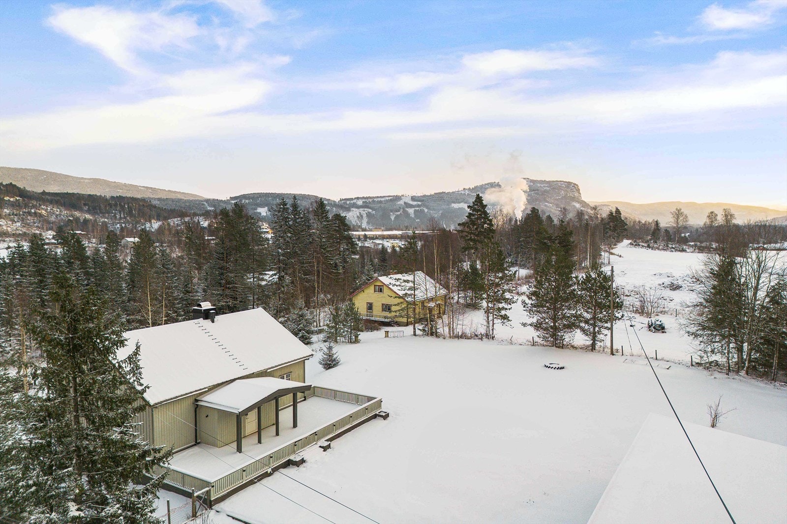 Her er det gode solforhold, og fin utsikt til elva og utover nærområdet med fjell på flere sider. Galleribilde