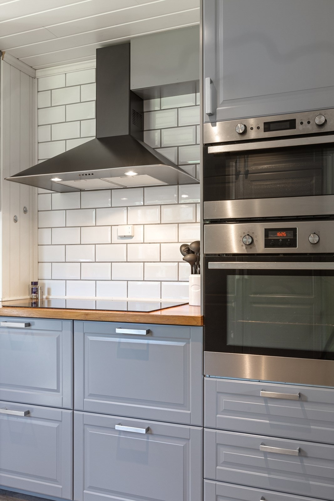 Her finner du integrerte hvitevarer som stekeovn, koketopp, mikro, oppvaskmaskin, fryseskap og kjøleskap. Komfyrvakt og ventilator med avtrekk sikrer trygg og effektiv matlaging. Galleribilde