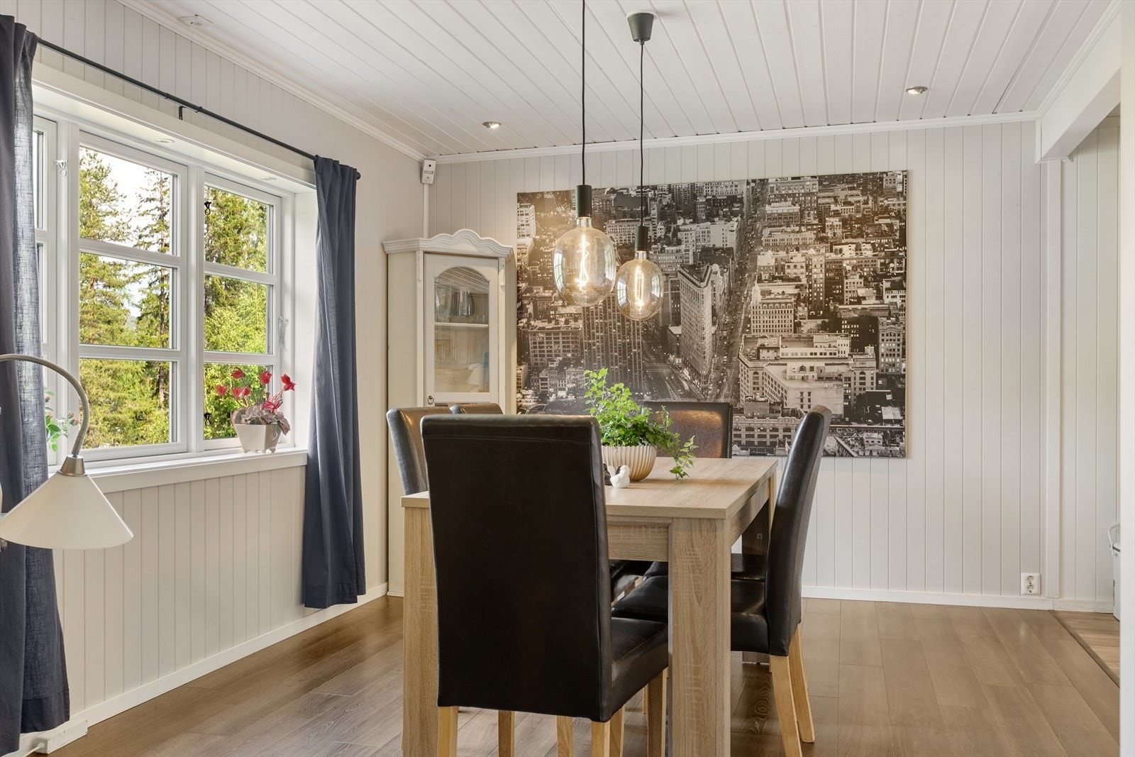 Her er det god plass til å innrede med stor spisegruppe hvor alle kan samles til hyggelige måltider. Galleribilde