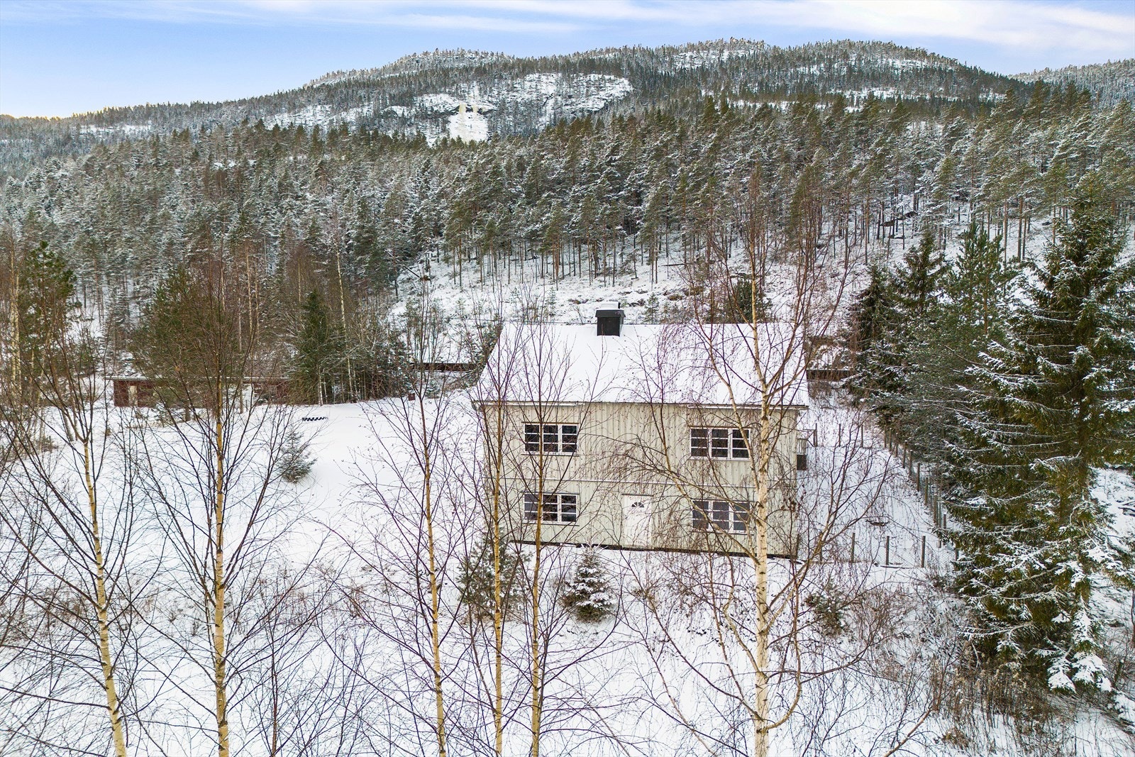 Sørumsvegen 77 er en bolig med mange muligheter, store utearealer og romslige planløsninger - perfekt for deg som ønsker å sette ditt eget preg på ditt nye hjem. Galleribilde