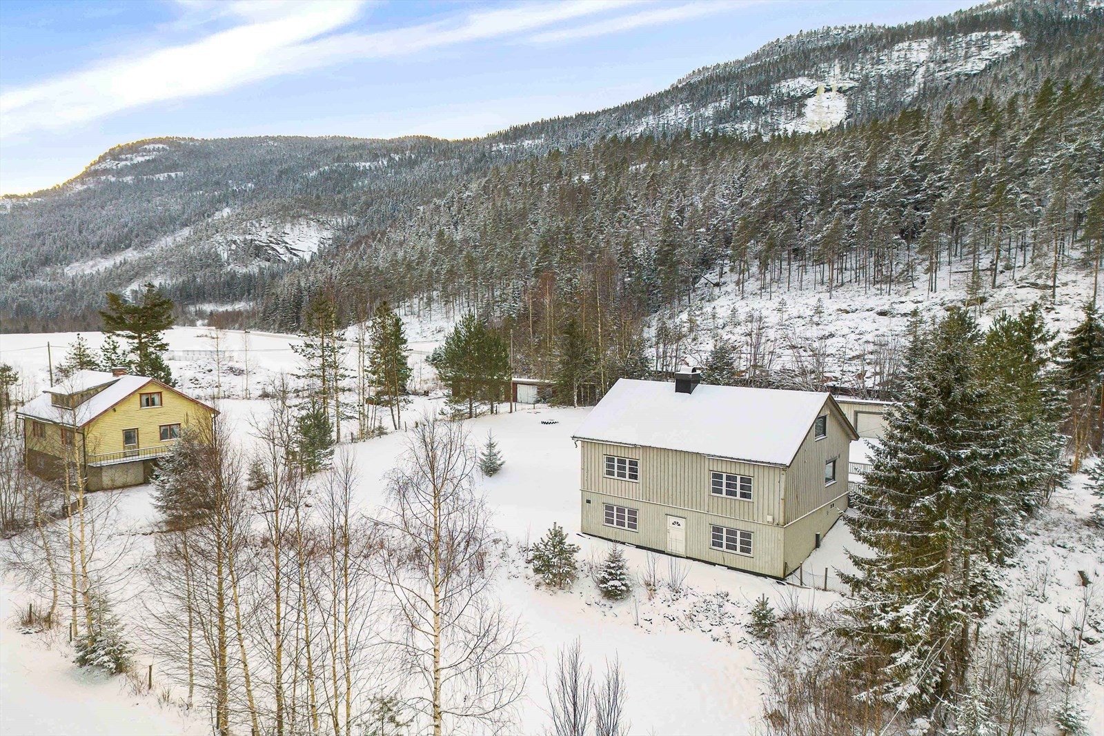 Denne koselige eiendommen ligger usjenert til ved Sørum, ikke så langt fra elva Begna og sagbruket Begna Bruk. Fotograf: Ingvild Sveen Joplassen. Galleribilde