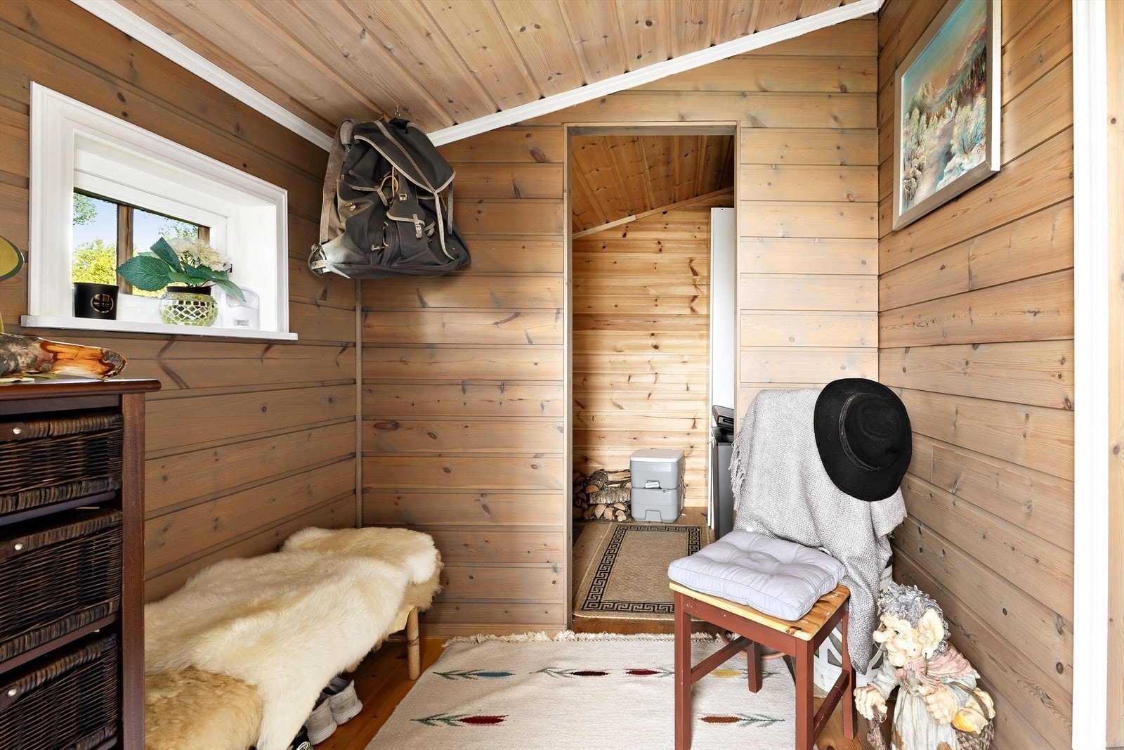 Velkommen inn! Her møtes du av en funksjonell yttergang med tilhørende bod, perfekt for smart og ryddig oppbevaring av klær, sko og turutstyr. Galleribilde