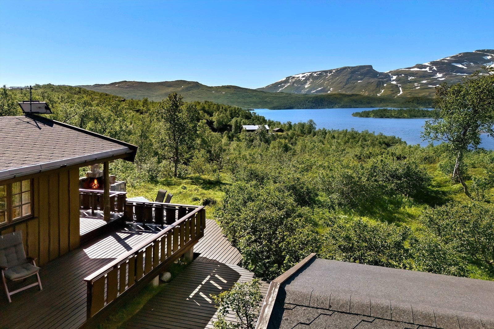 Hytta ligger høyt og fritt like sør for Dobbeltjønna. Nåværende eier har sommerstid fulgt sti langs Dobbeltjønna (ca. 40 min gange), eller ankommet hytta med egen båt. Galleribilde