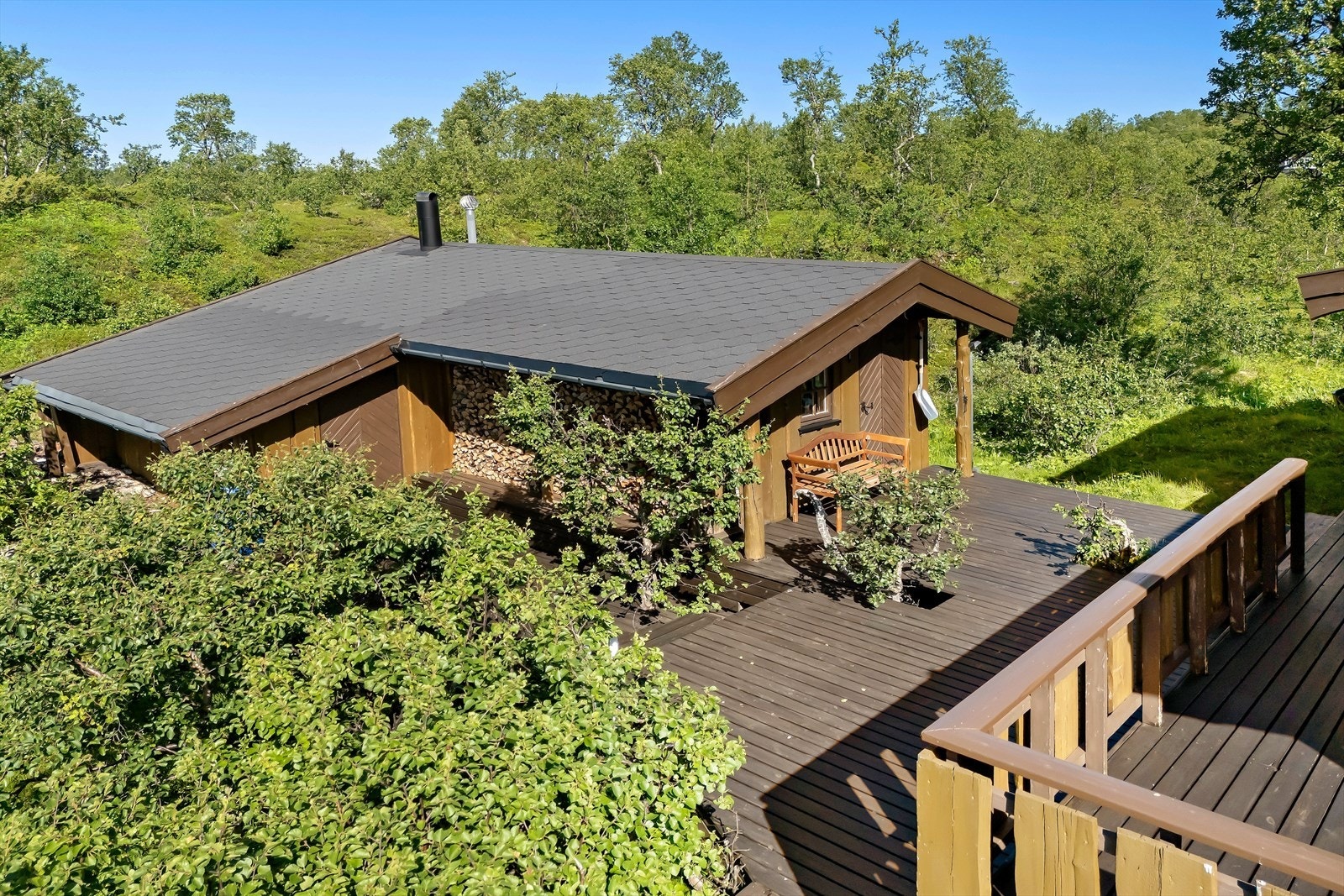 Praktisk uthus som har godt med lagringsplass i tillegg til eget sanitærrom. Galleribilde