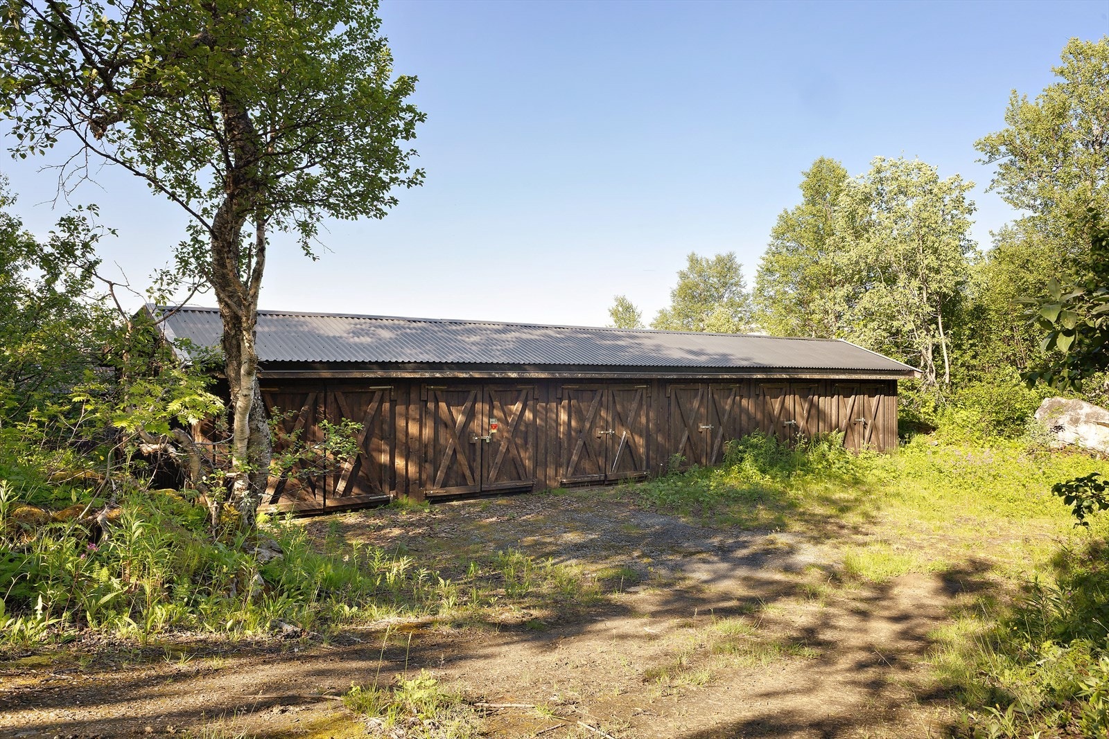 Eier har et naust som kan kjøpes i tillegg om ønskelig. Naustet er i rekke med 6 enheter, byggeår 2010. Naustet er det som er helt til venstre. Galleribilde