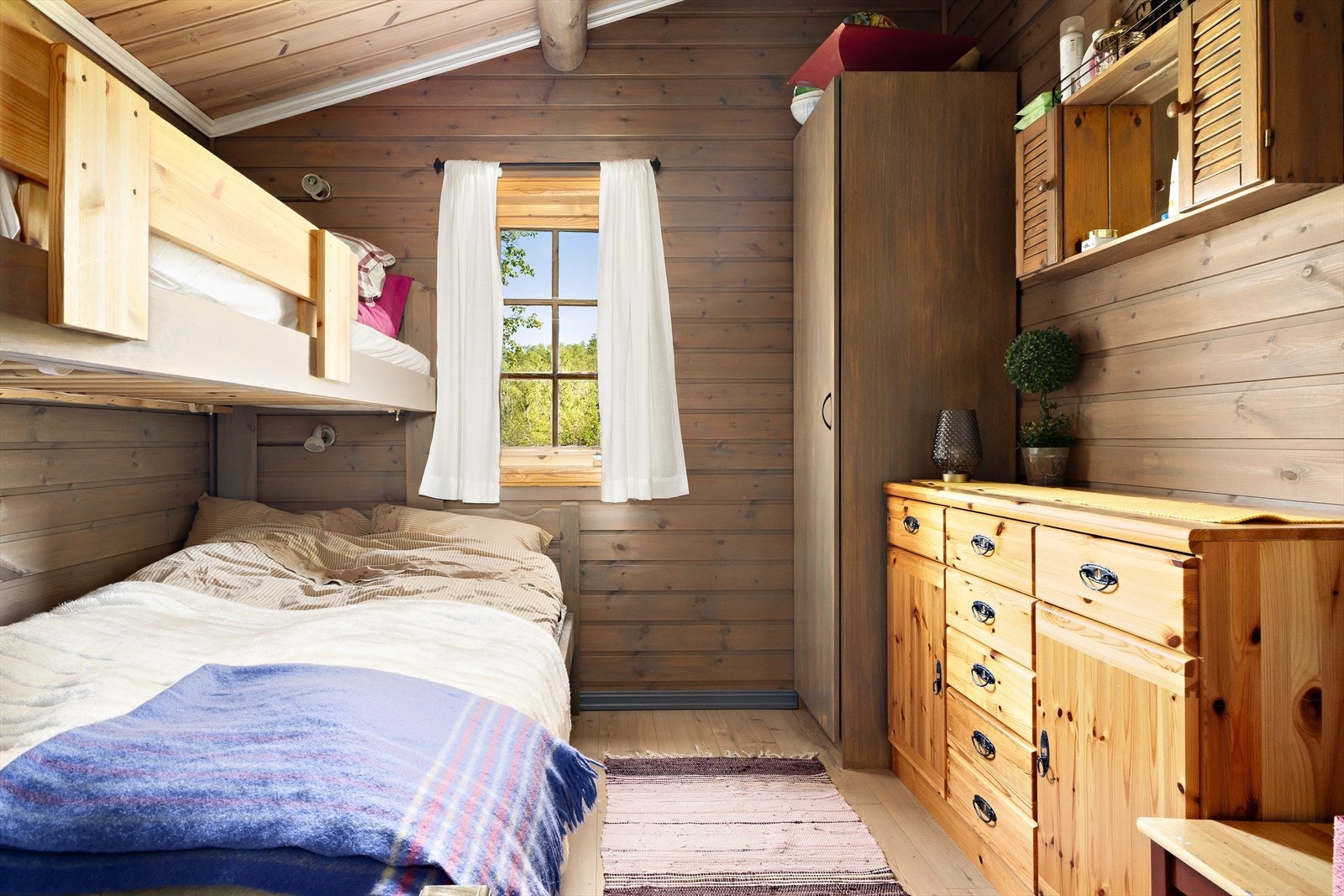 Hytta har to romslige soverom, og er utstyrt med solcelleanlegg og batteripakke med 12 og 230 volt. Galleribilde