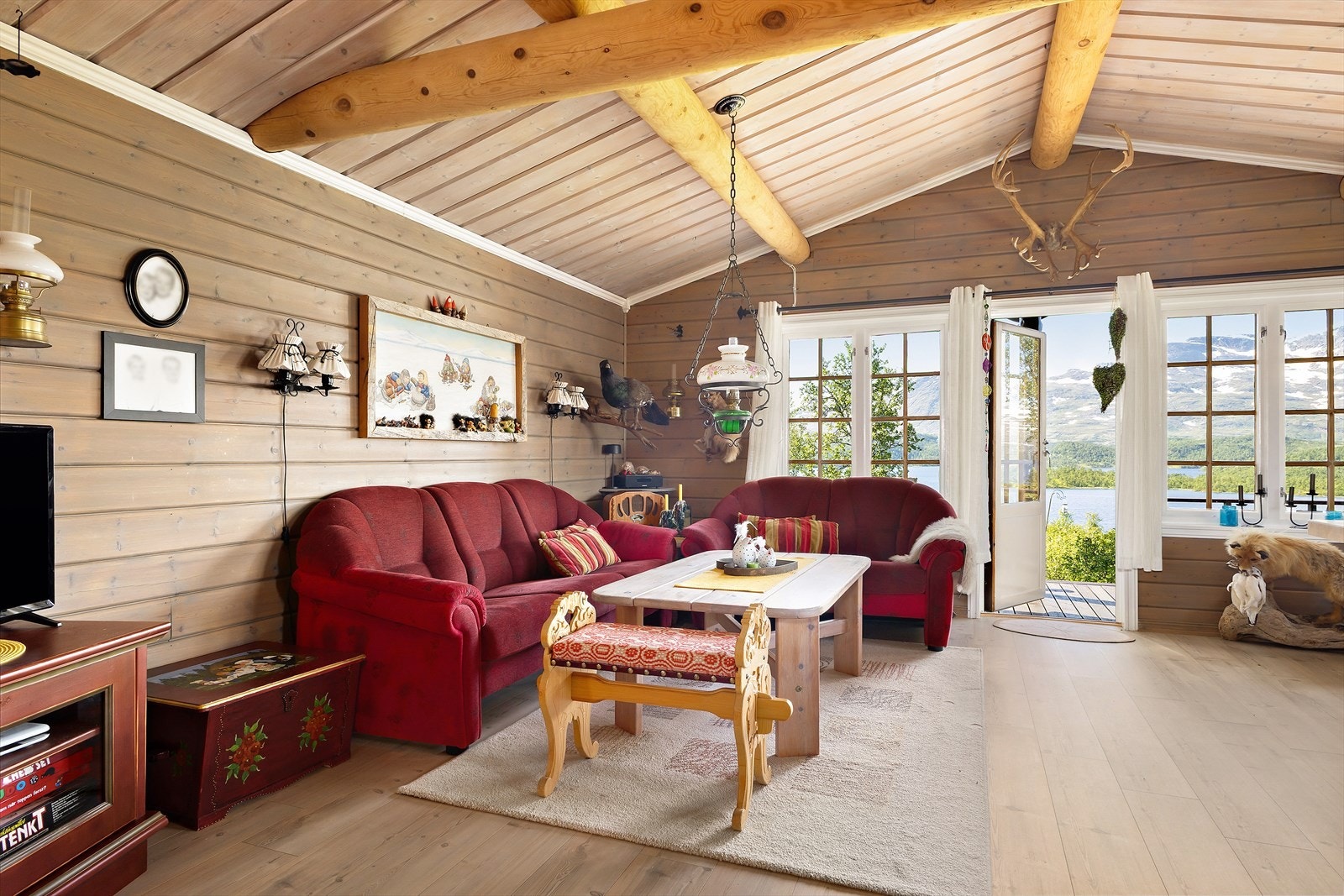 Alt av innbo og løsøre som er i hytten ved visning medfølger. Her nevnes bl.a. senger, sofa, spisestue, tv-bord, tv, 2 aggregat og diverse verktøy. Galleribilde