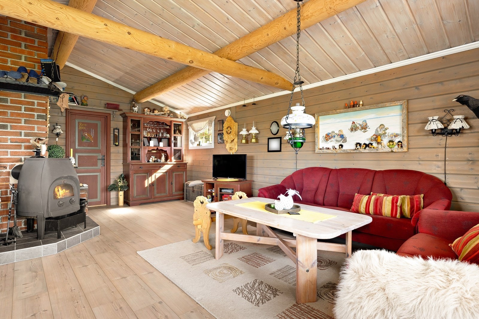 Det er montert parabol fra Allente (Canal Digital). Dekoder medfølger, men kjøper må tegne eget abonnement. Galleribilde