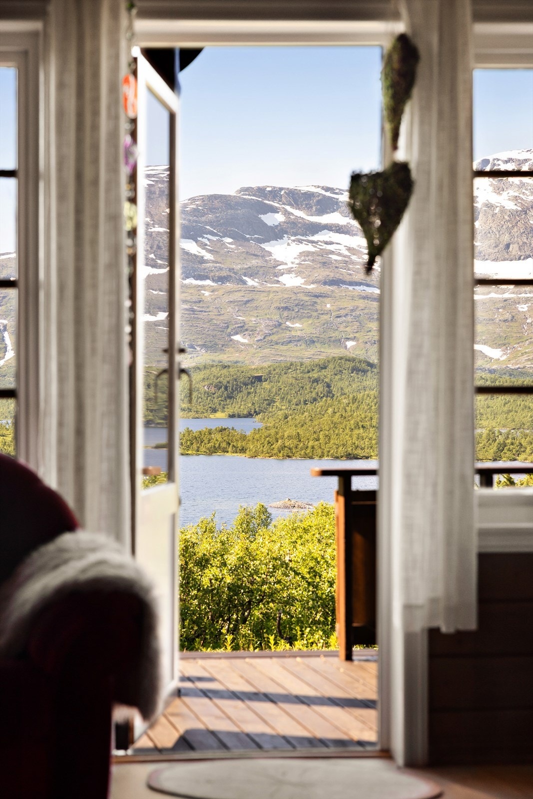 Nydelig utsikt fra hytta - nyt panorama mot Grunnvatnet, Gresfjellet, Rempen og Tverrostafjellet. Galleribilde