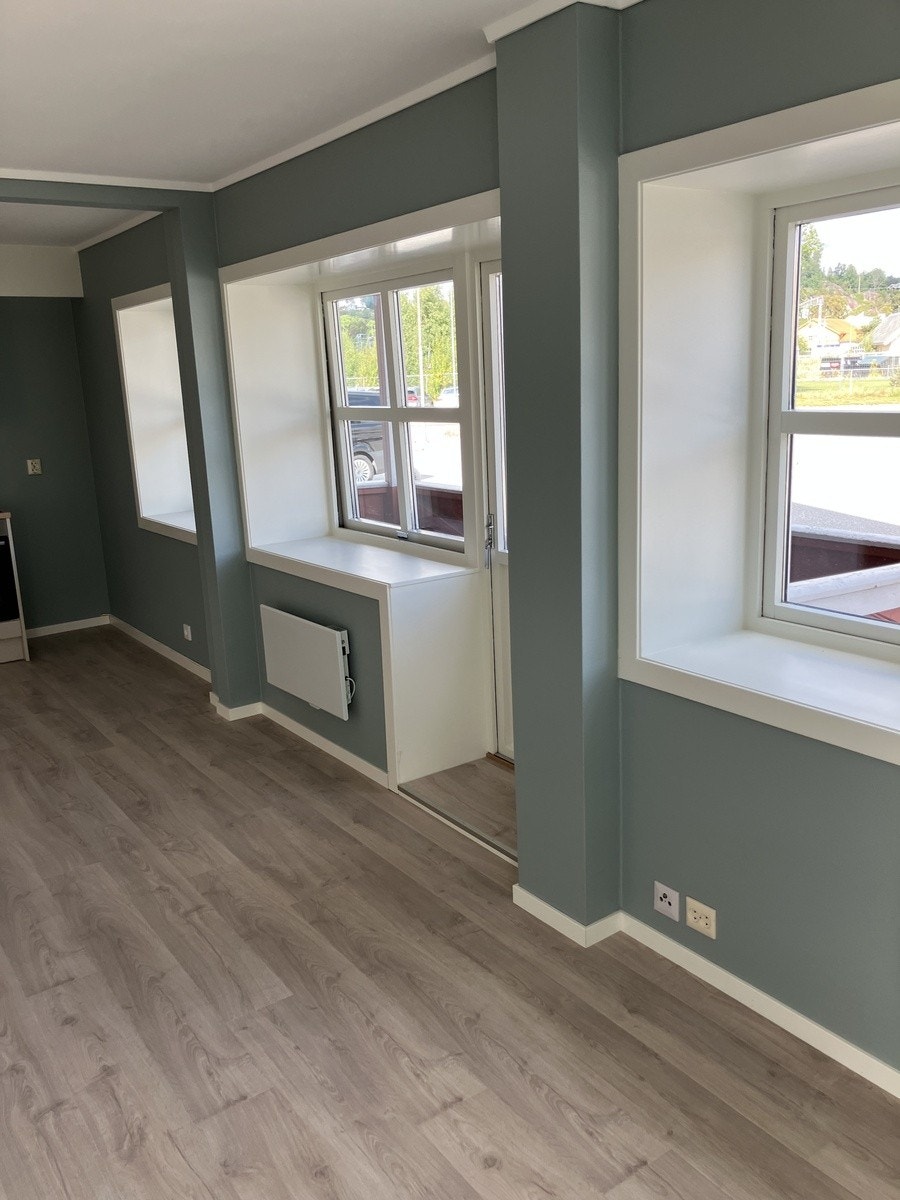 Stue mot balkong Galleribilde