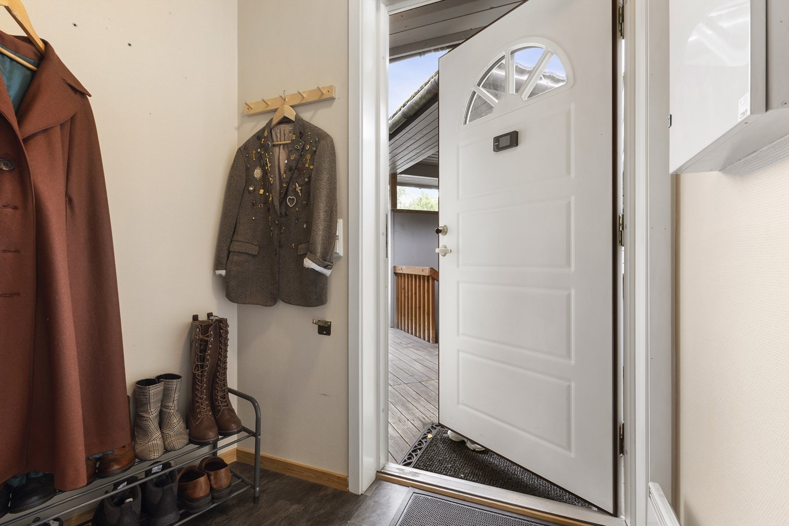 Velkommen inn! Leiligheten har egen yttergang før du kommer videre inn i leiligheten. Galleribilde