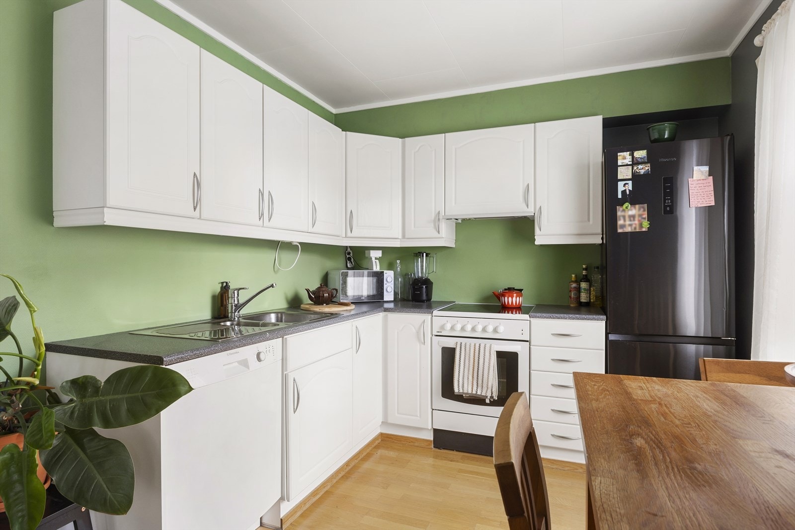 Hvitevarer på kjøkken medfølger og er som følger; oppvaskmaskin, komfyr og kjøl-/fryseskap. Galleribilde