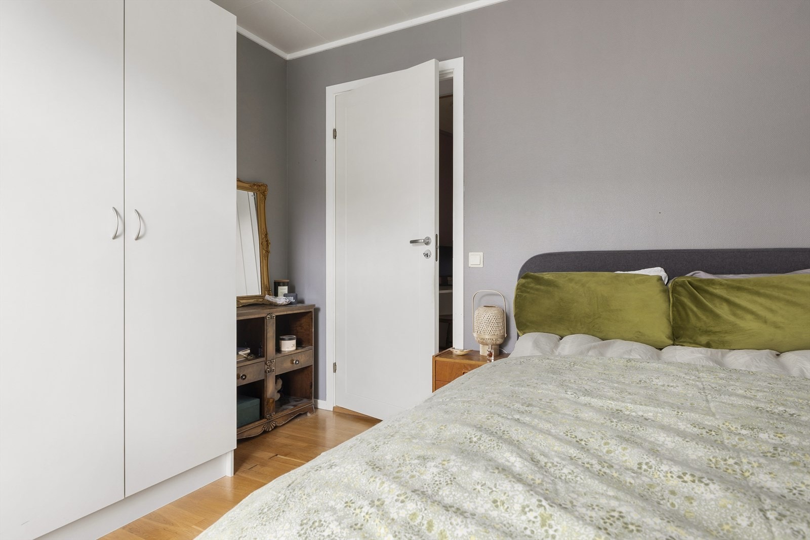 Månedlige felleskostnader kr. 6 842 dekker blant annet kommunale avgifter, felles forsikring, grunnpakke kabel-tv/internett, renter og avdrag samt drift/vedlikehold. Galleribilde