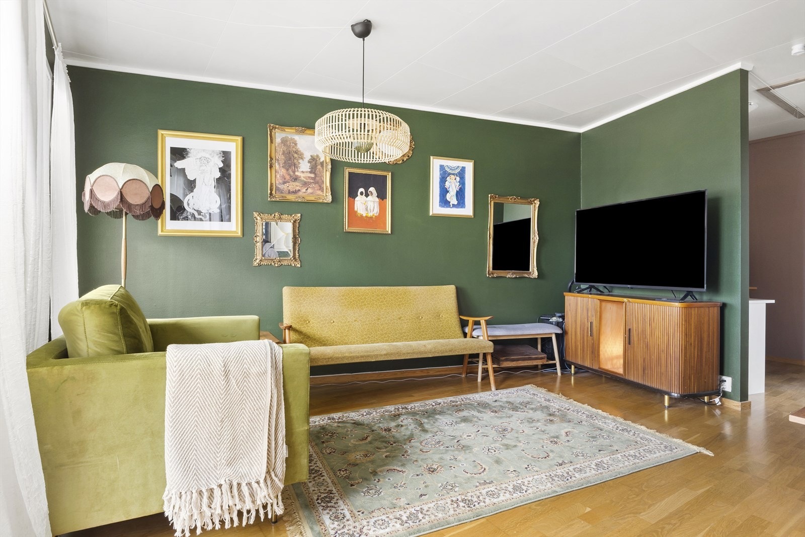 Leiligheten har varme og behagelige fargetoner som passer de fleste. Her kan du enkelt sette ditt personlige preg med møbler og interiør. Galleribilde