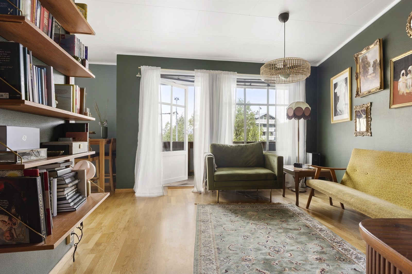 Fra stuen er det utgang til balkong på ca. 6 m2 med fine utsynsforhold ned mot Nordlandsparken. Et fjordgløtt kan du også se! Galleribilde