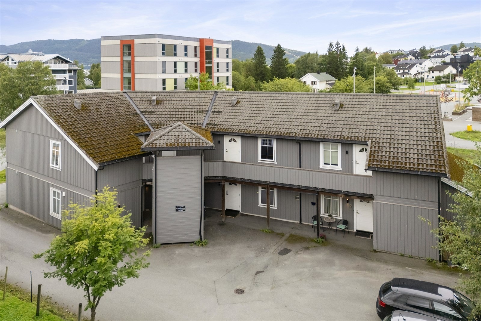 På baksiden av bygget er felles innkjørsel/gårdsplass med parkering og adkomst til leilighetene. Angående parkering er det først-til-mølla prinsippet som gjelder. Galleribilde