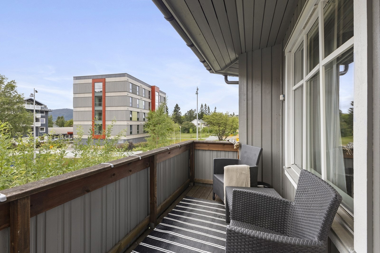 Balkongen ligger fint til, og har god solgang. Et ekstra pluss at den er takoverbygget slik at den også kan benyttes en regnværsdag. Galleribilde