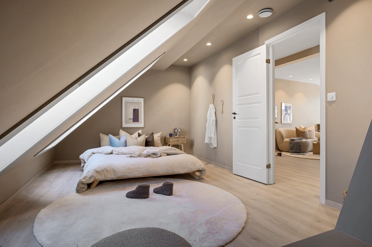 Stort soverom med god plass til en dobbeltseng. Galleribilde