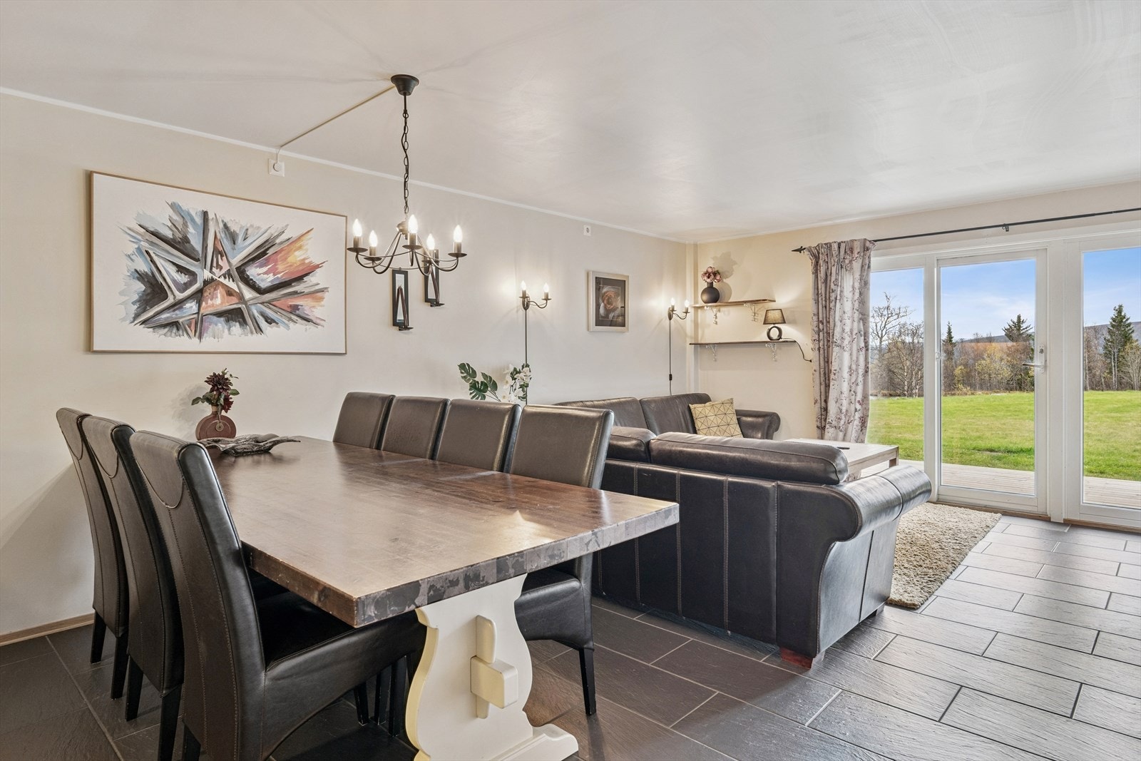 Stuedelen har stort vindu og dobbel skyvedør med glassfelt som slipper inn rikelig med dagslys og gir deg nærkontakt med naturen utenfor. Galleribilde