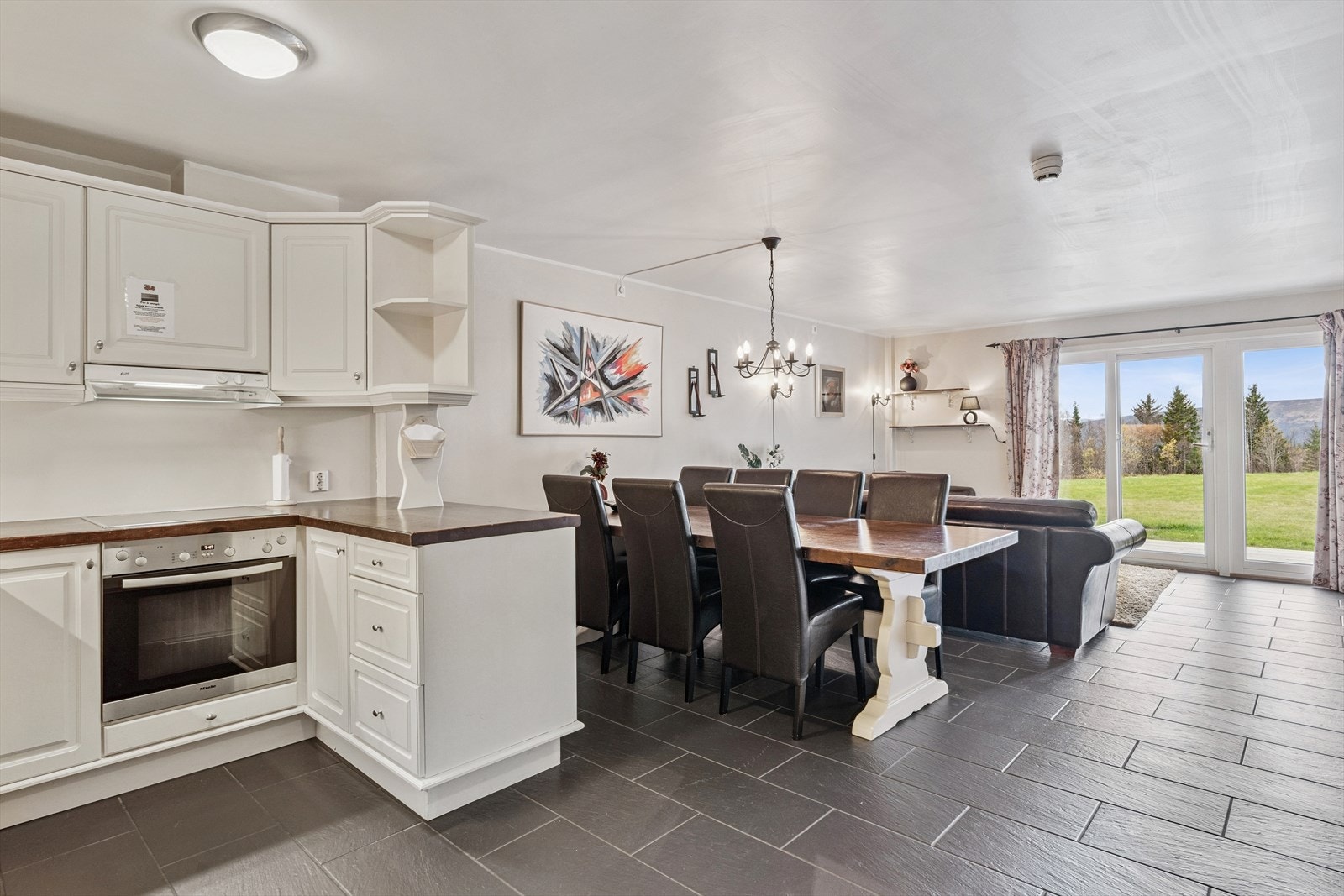 Leiligheten har en gjennomtenkt planløsning med åpen stue- og kjøkkenløsning med plass til kjøkkeninnredning, spisebord og sofagruppe. Galleribilde