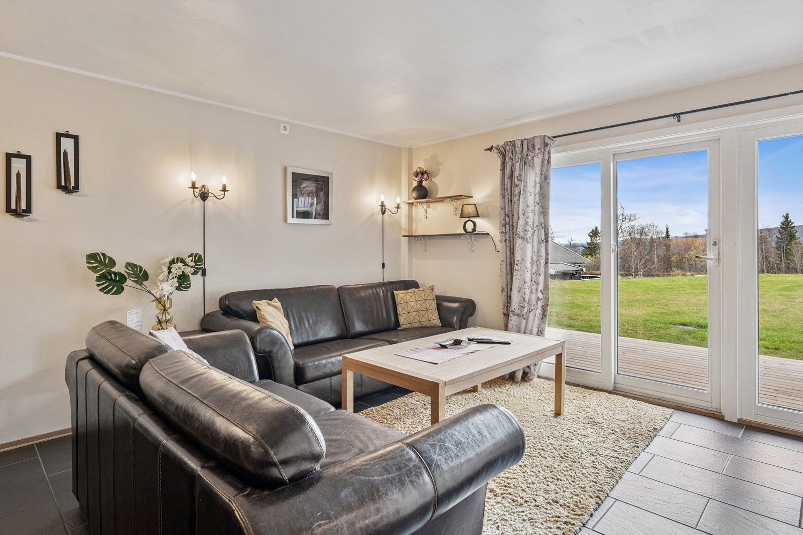 Sofakroken er et hjørne for hygge, med utsikt til roen utenfor. Galleribilde