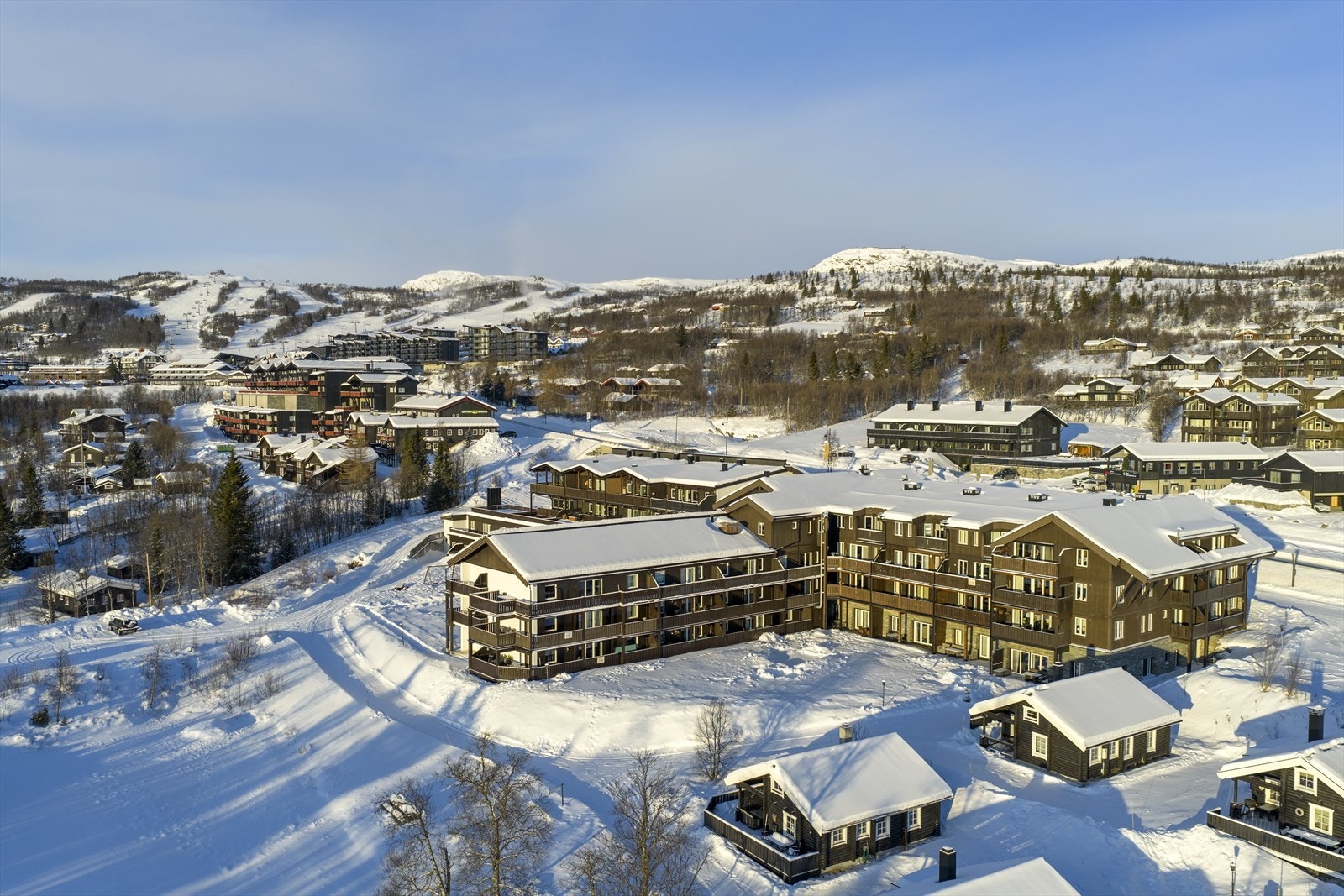Leiligheten har en solrik beliggenhet på nedsiden av bygget, noe som gir en nydelig utsikt mot bl.a Slettefjell. Samtidig er både leiligheten og terrassen godt skjermet fra trafikk og støy. Galleribilde