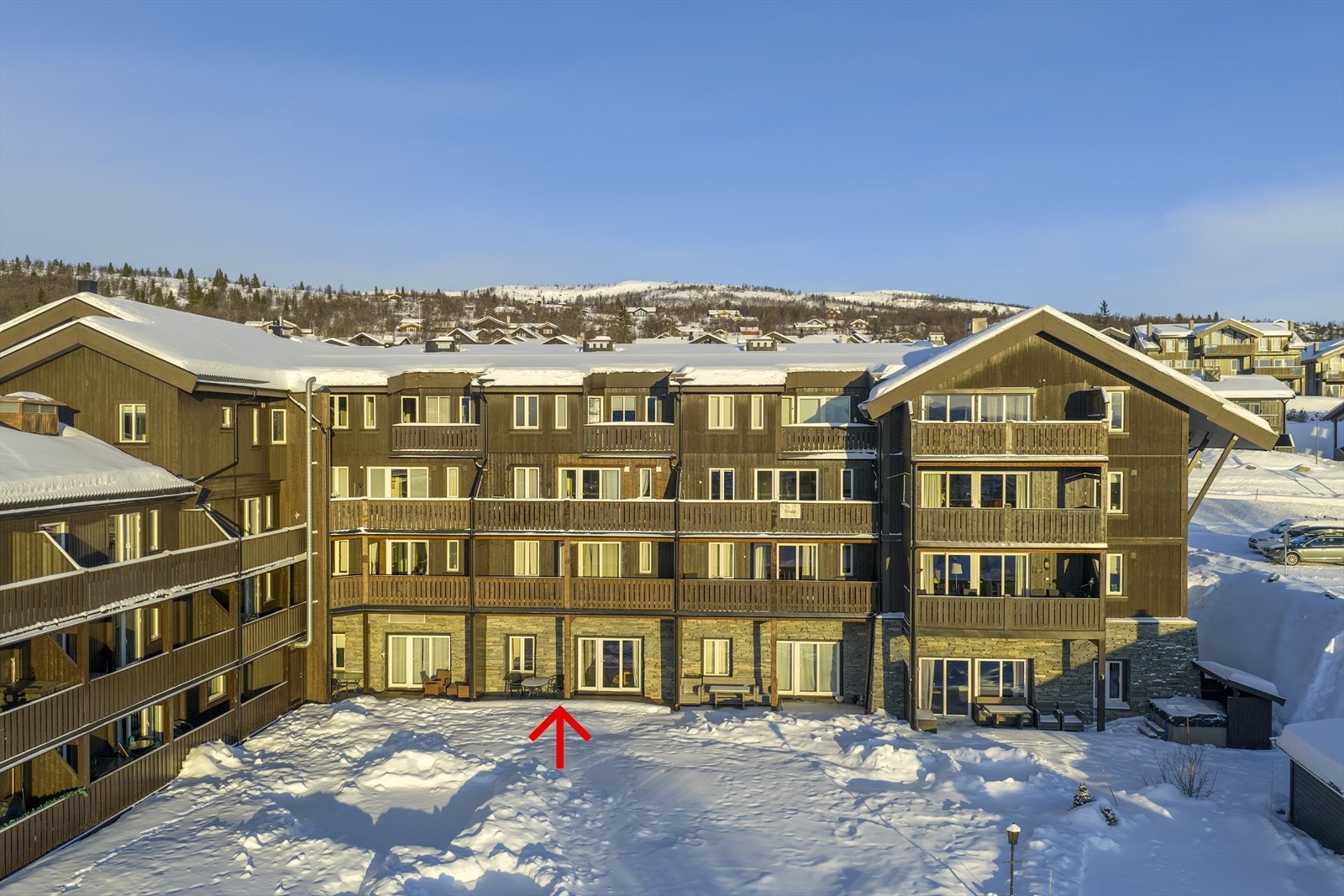 Fra terrasseplattingen kan du nyte morgenkaffen i solen og la blikket vandre over fjellandskapet. Galleribilde