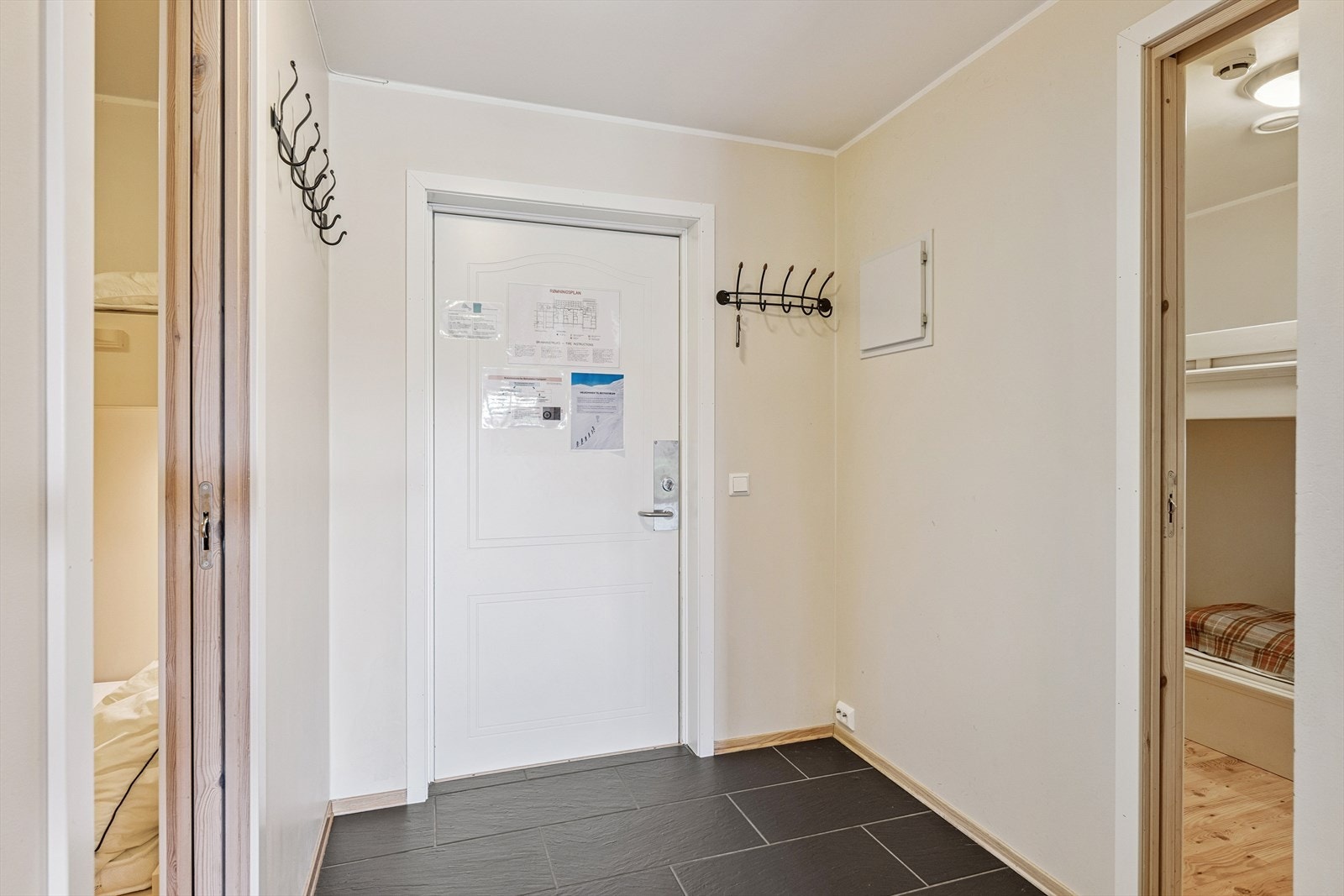 Adkomst skjer via felles inngangsparti med egen ytterdør inn til entré med plass til yttertøy og sko. Galleribilde