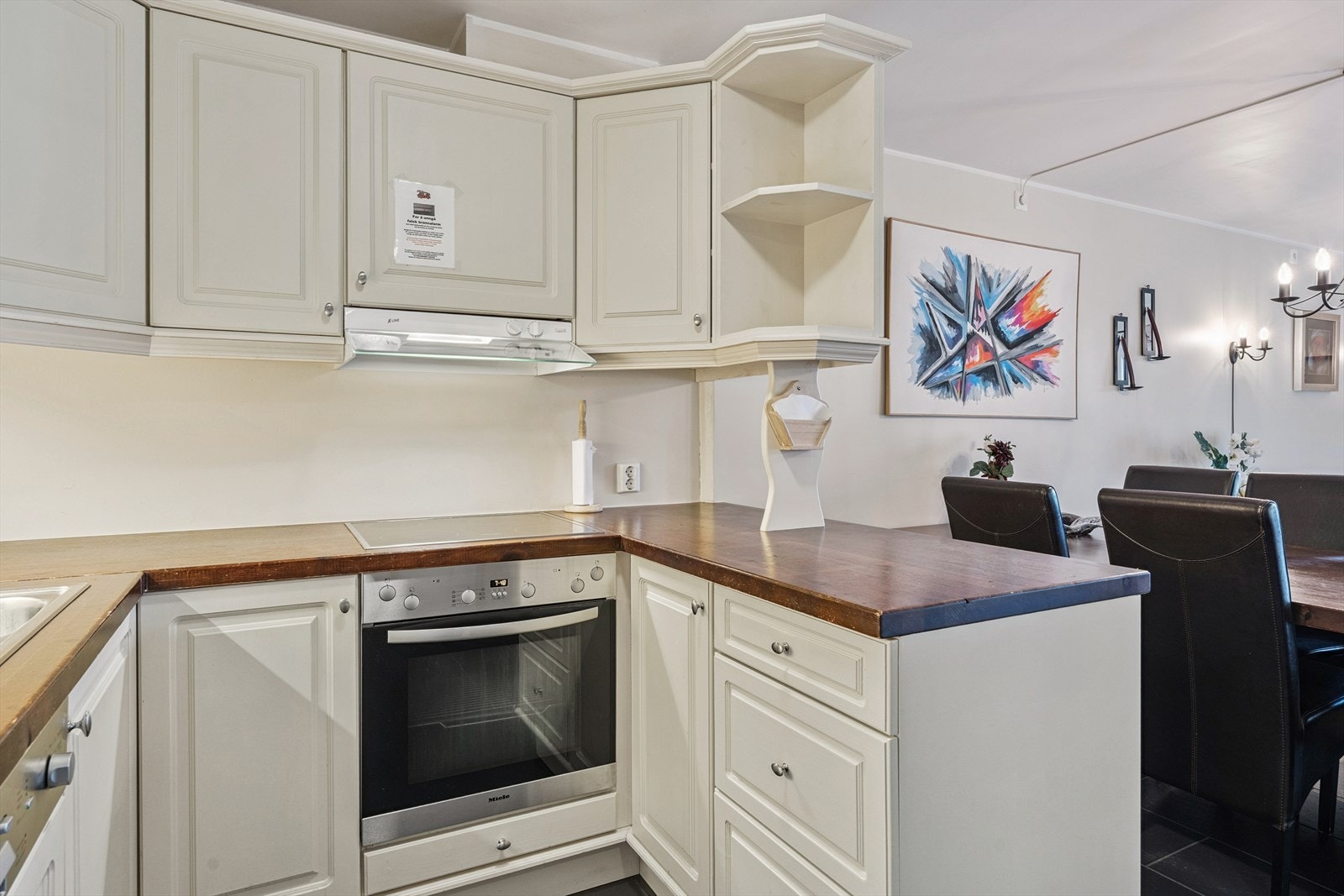 Avtrekk skjer via sentralt avtrekksanlegg i bygget. Galleribilde