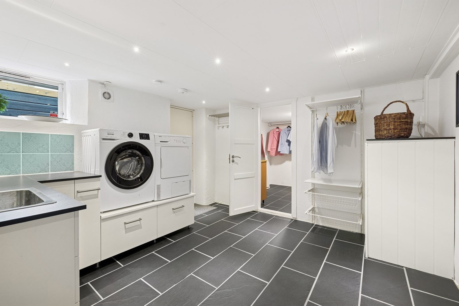 Vaskerommet ble oppgradert i 2017, med flislagt gulv og gulvvarme, malte murvegger og takessplater i himlingen. Galleribilde