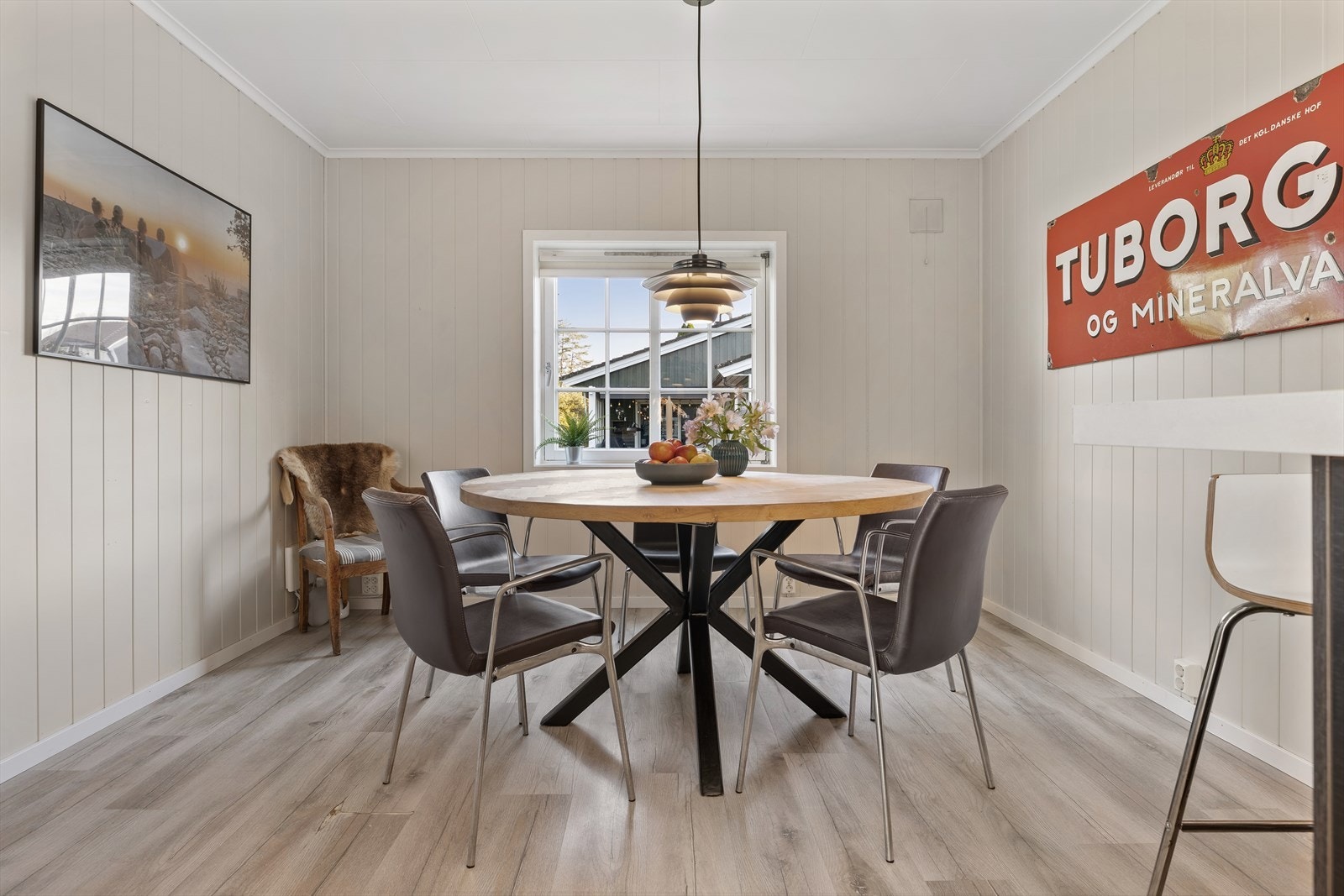 Ved siden av kjøkkenet er det direkte tilgang til en hyggelig spisestue. Galleribilde