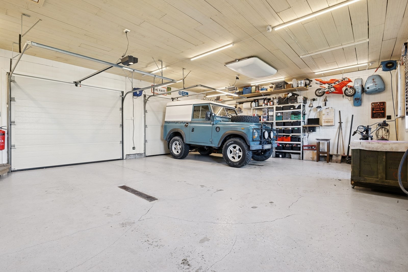 Det er gode parkeringsmuligheter både i dobbelgarasje og på egen tomt. Galleribilde