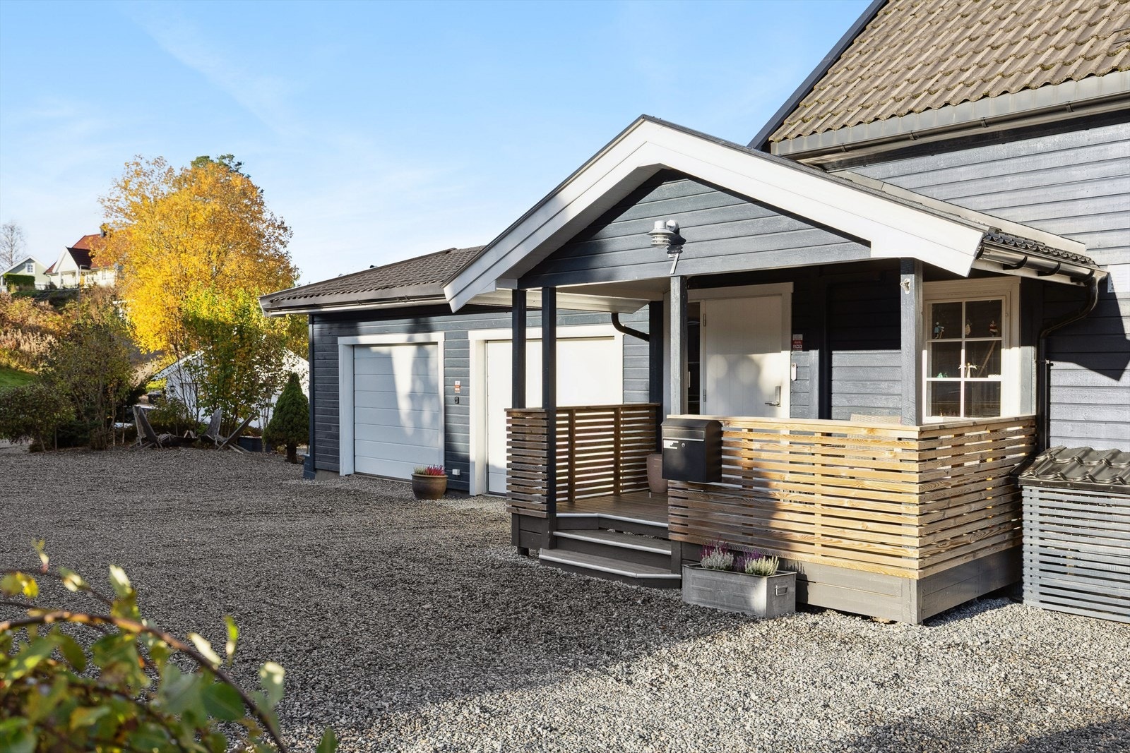 Du ønskes velkommen inn via et pent, overbygget inngangsparti. Galleribilde