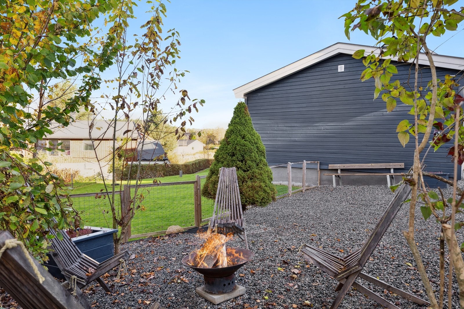Hyggelig opparbeidet uteområde på gruslagt gårdsplass. Galleribilde