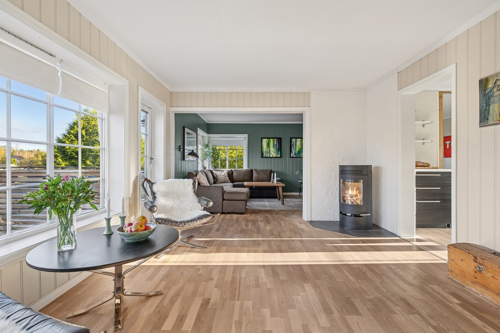 Oppholdsrommets gode utforming gir fleksible muligheter for naturlig soneinndeling - perfekt for å skape egne soner til både avslapning, måltider og sosialt samvær. Galleribilde