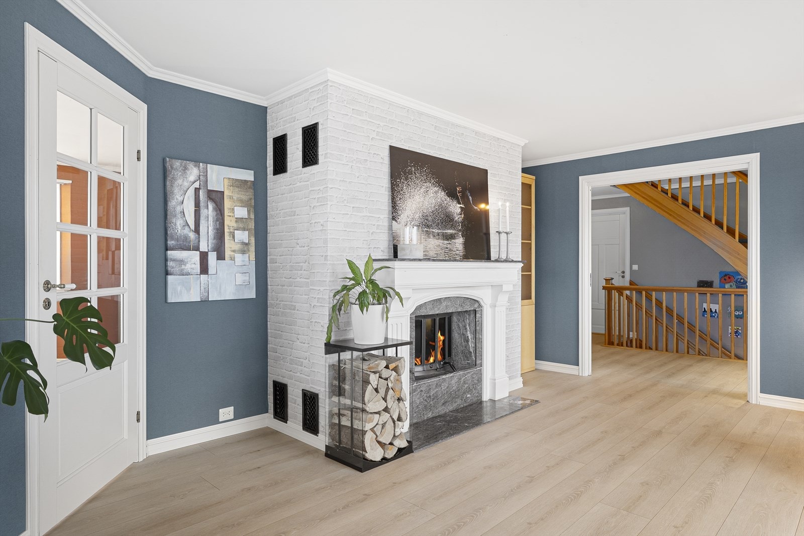 I tillegg til peisovnen er det også montert varmepumpe i stuen i 2014 som bidrar til en energieffektiv oppvarming Galleribilde