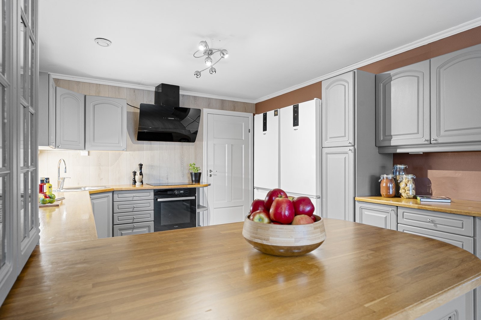 Kjøkkenet har profilerte fronter som ble malt i 2023 - benkeplaten er i heltre Galleribilde