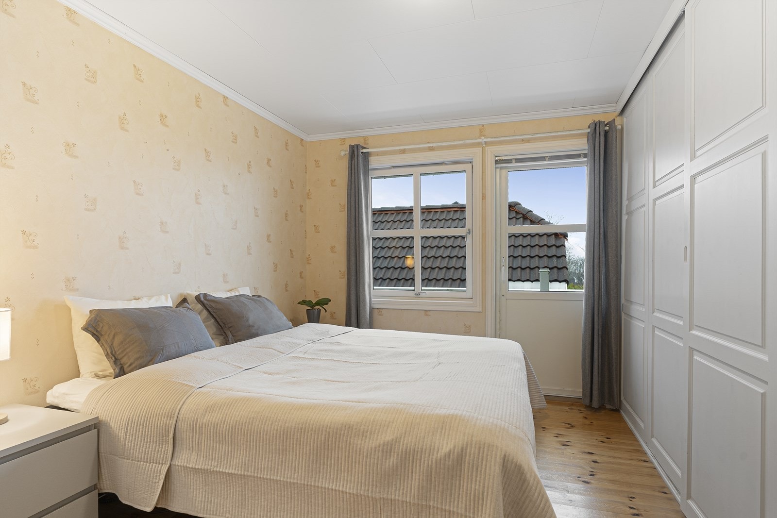 Stort og pent hovedsoverom med god plass til dobbeltseng og tilhørende nattbord - fra soverommet er det utgang til luftebalkong Galleribilde