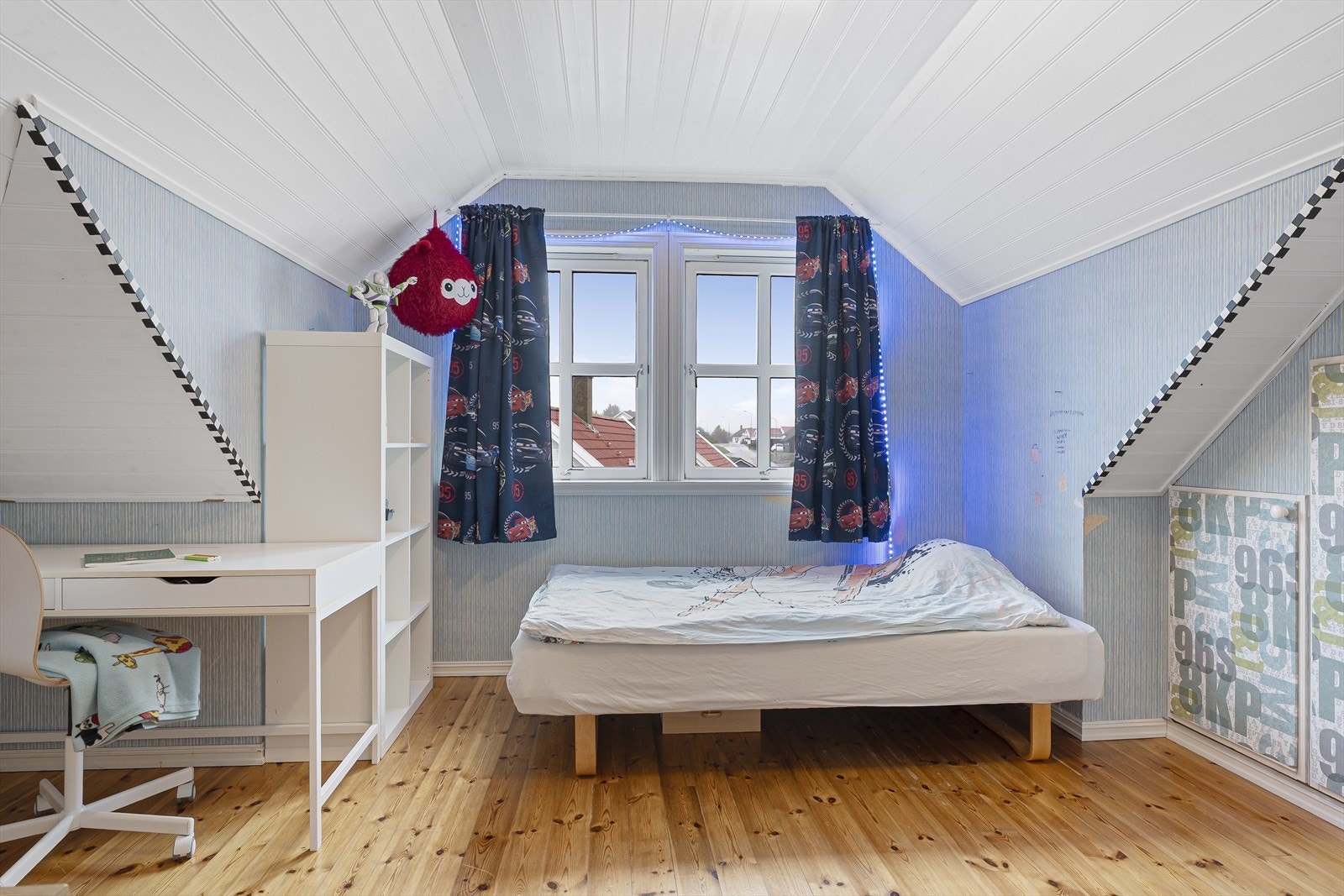 Begge soverommene har god plass til dobbeltseng og tilhørende nattbord Galleribilde